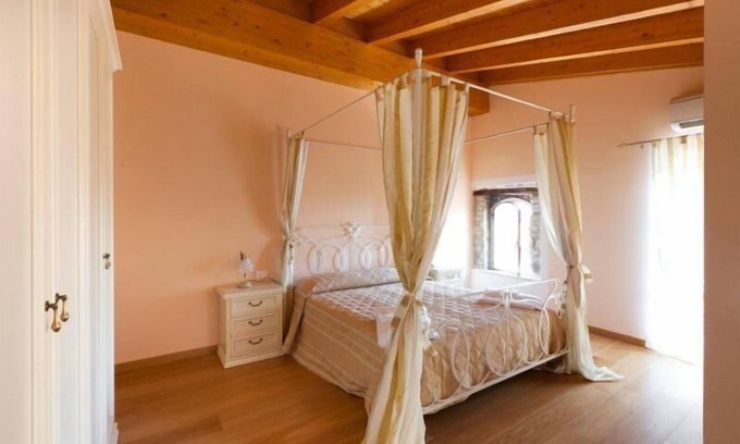 San Felice del Benaco Apartment | Flat with Jacuzzi and terrace