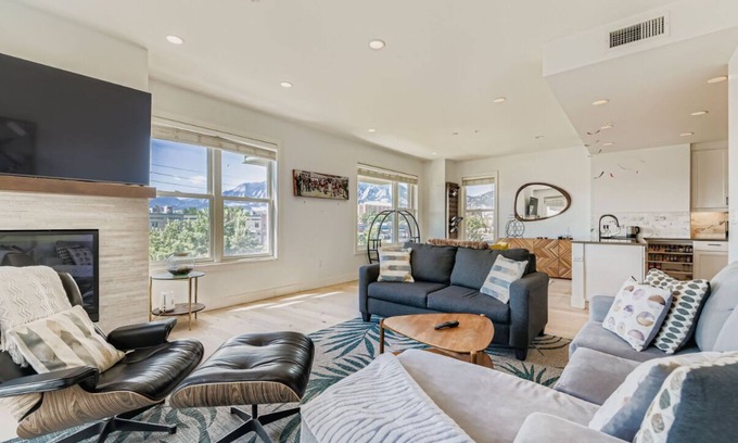 Central Boulder House | Flatiron View 2BR with Rooftop Pool