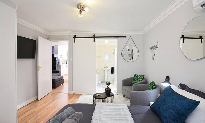 Parklands Apartment | Flatlet 2.1km from Iconic Blaauwberg Beach