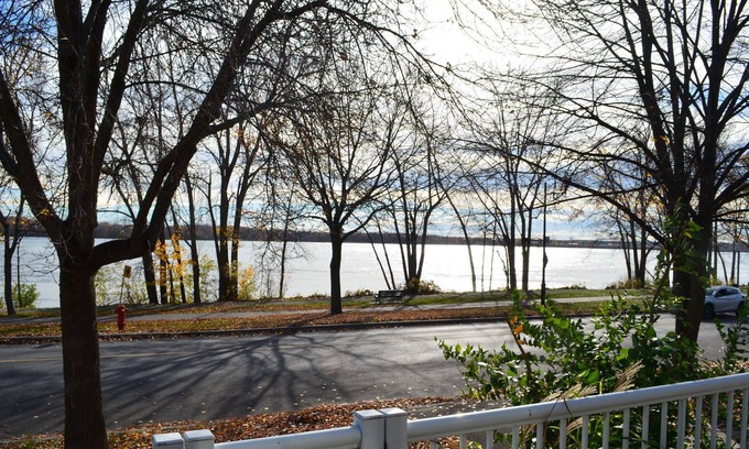 LaSalle House | Flawless! Country house facing the river!