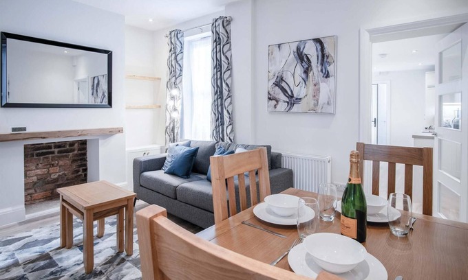 Castle House | Fleet Street - 2 Bedroom Holiday Home - Swansea