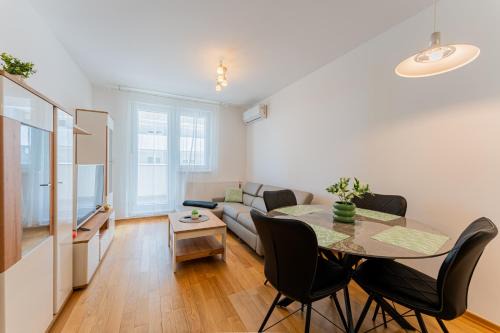 Zagreb Apartment | Flex SelfCheckIns 136 - Zagreb - Bedroom - Parking - Loggia