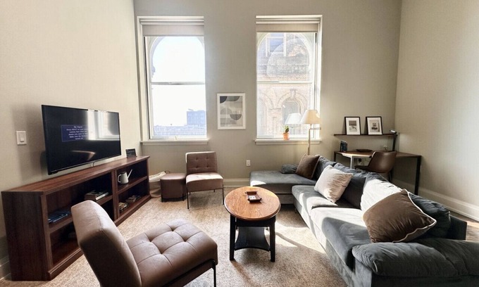 East Town Apartment | Flexhome Downtown Sleek 2BR Loft