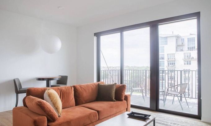 Yankee Hill Apartment | Flexhome East Side 1BR NO6 - Balcony+Pool+Gym