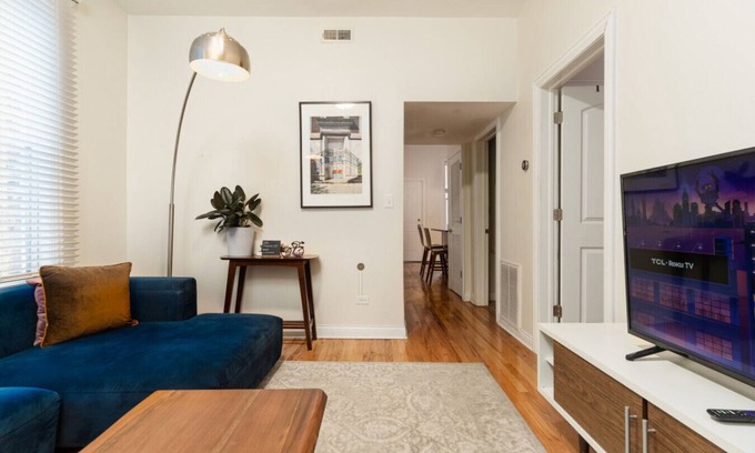 Ukrainian Village Apartment | Flexhome Wicker Park 2BR DV3