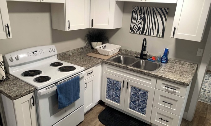 Burley House | Flexible Stay, Near Hospital & Fairgrounds, W&D, 3 Queen Beds