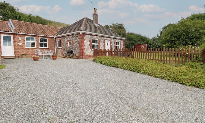 Great Yarmouth Cottage | FLINT COTTAGE, family friendly, with a garden in Caister-On-Sea