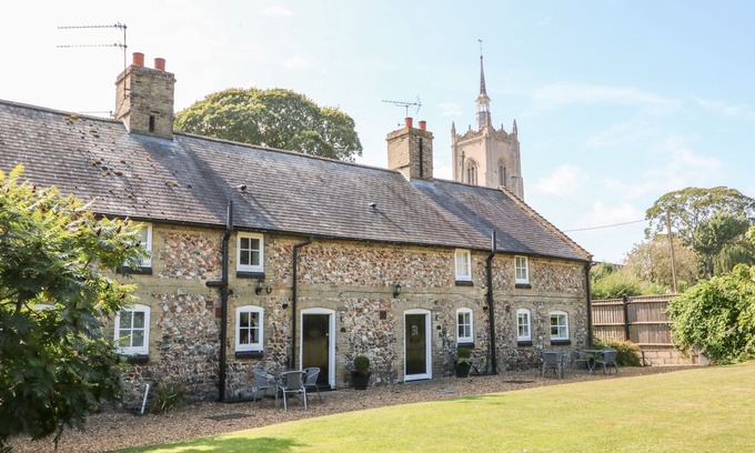 Swaffham Cottage | FLINT COTTAGE, pet friendly, character holiday cottage in Swaffham