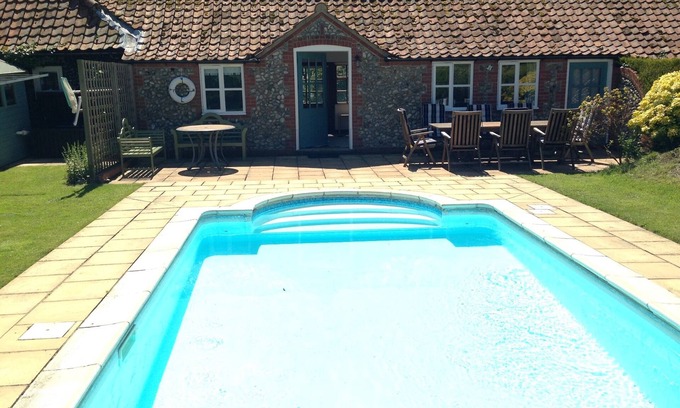 Little Thornage Cottage | FLINT COTTAGE WITH PRIVATE POOL, ANNEX, OWN PARKING SLEEPING 8 PEOPLE.
