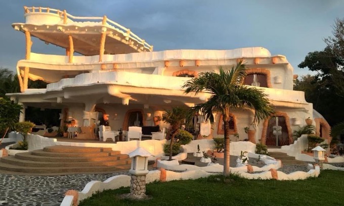 Torrijos Villa | FLINTSTONE CAVE HOUSE