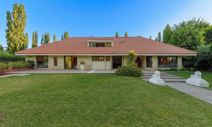 Chacras de Coria Villa | Fliphaus + Wine Country - Deluxe Mansion 9 Bd 27 pax
