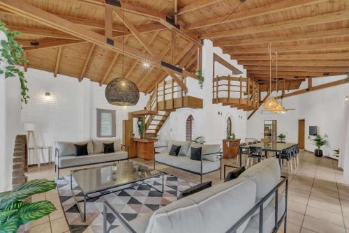 Chacras de Coria House | Fliphaus Wine Country Villa 20 pax 9 Bd Pool & Jacuzzi