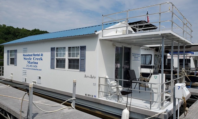 Henderson House | Floating Cabin at Steele Creek Marina-CAN NOT BE DRIVEN