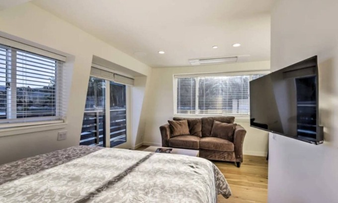 Mill Valley Apartment | Floating condo 'B' on Sausalito's Richardson Bay