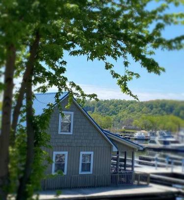 Sabula Boat Rental | Floating Cottage on the River Nantucket