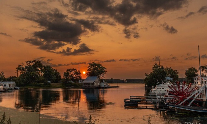 Sabula Cabin | Floating Cottage on the River "Nantucket"