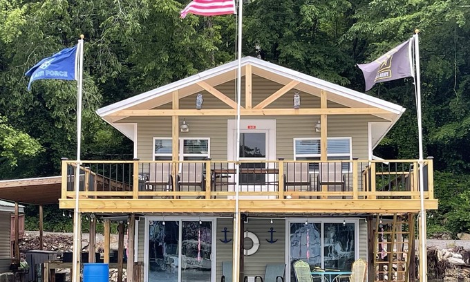 Parsons Apartment | Floating House on Tennessee River