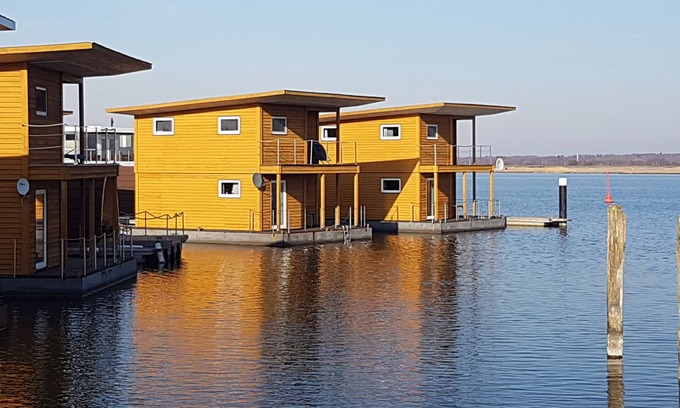 Ostvorpommern House | Floating Houses - Komfortable Schwimmende Ferienhäuser im Krösliner Yachthafen