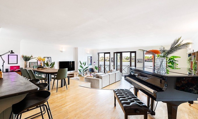 Wapping Apartment | Floating on the Thames A Designer's Dream