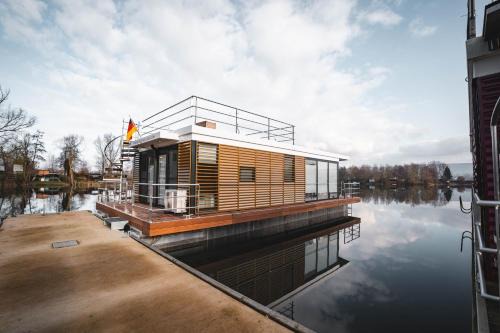 Godelheim House | Floatinghouses Weserbergland