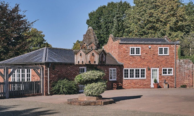 Pudleston Cottage | Flock Cottage - a cottage that sleeps 8 guests in 4 bedrooms