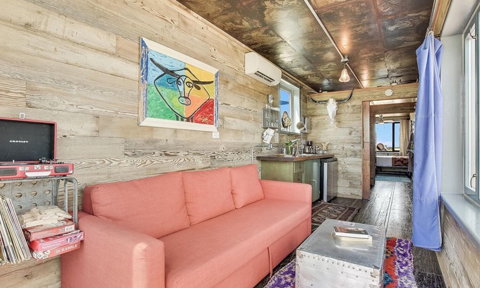 Round Top House | Flophouze Shipping Container Hotel - Houze 4