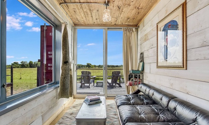 Round Top House | Flophouze Shipping Container Hotel - Houze 5