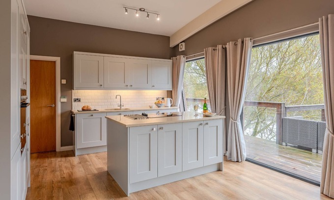 Richmond Cottage | Flora - a lodge that sleeps 6 guests in 3 bedrooms