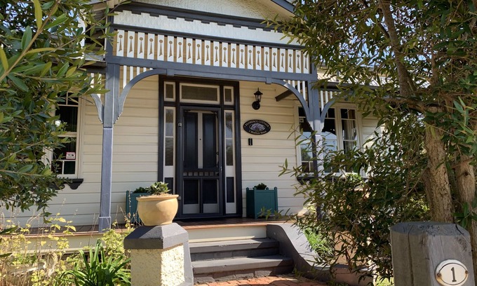 Cessnock Cottage | Florence Cottage, 10 minutes from Hunter Valley Vineyards. Family friendly.