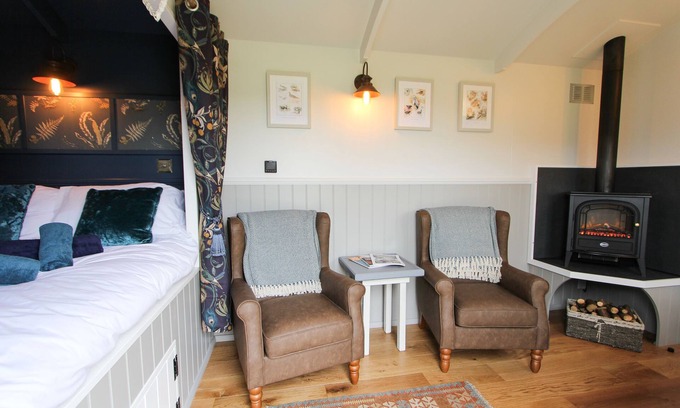Marsham Cabin | Florence, nestled in a peaceful farm in Marsham, North Norfolk