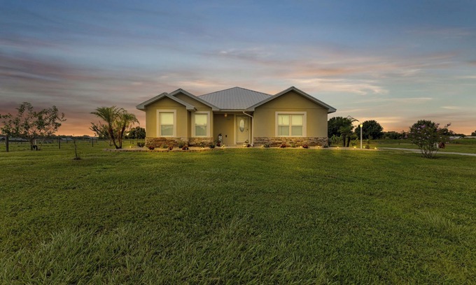 Arcadia House | Florida Countryside Retreat-Charming 3-bedroom house with Jacuzzi and Spa pool!
