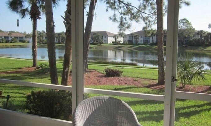 Naples Condo | Florida Decor! December to April Get 1 month FREE