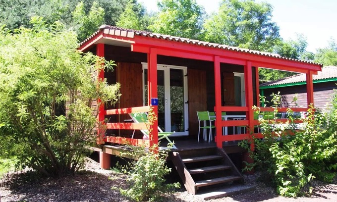 Saint-Paulien Ski Chalet | Flower Camping La Rochelambert * - Chalet Marina - TV Comfort 30m2 - 2 bedrooms + covered terrace 15m2 6 people