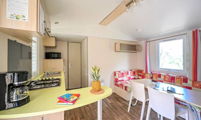 Castries House | Flower Camping le FONDESPIERRE * - Mobil-home COMFORT - 26m2 (2 bedrooms + air conditioning + tv) 4 people