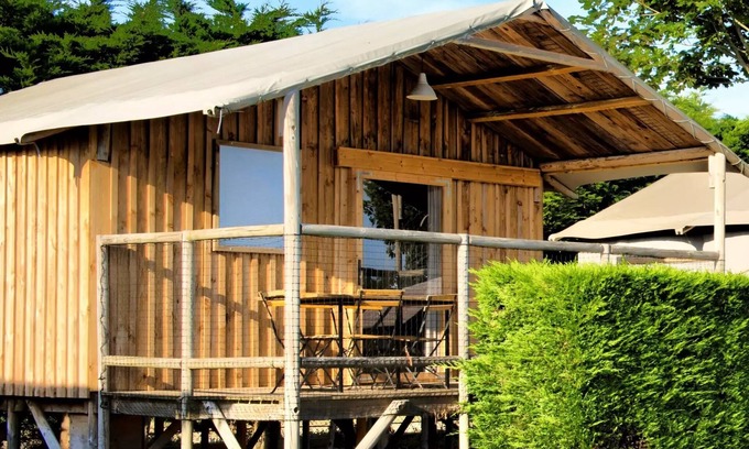 Loix House | Flower Camping Les Ilates * - Cabane Lodge sur pilingis STANDARD 34m2 (2 bedrooms) TV of which covered terrace 11m2 4 people