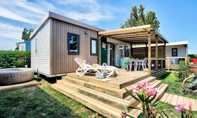 Loix House | Flower Camping Les Ilates * - Homeflower PREMIUM with Jacuzzi - 26.5m² (2 bedrooms) + semi-covered terrace + TV + Plancha + Air conditioning for 4 people