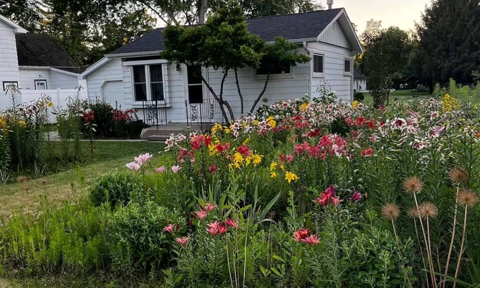 Walworth House | Flower Field Cottage Near Geneva Lake