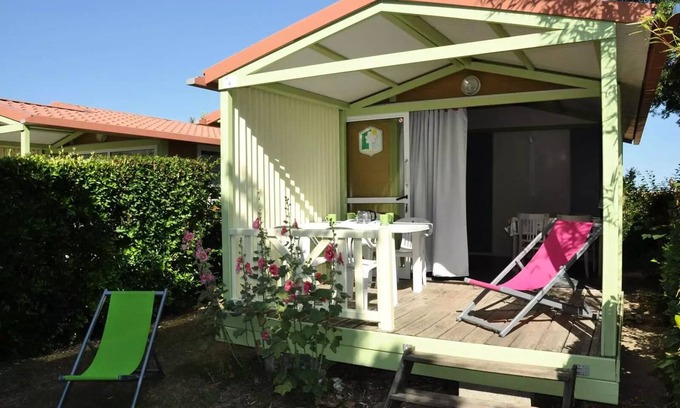 Saint Nazaire sur Charente Ski Chalet | Flower Camping L'Abri-Côtier * - Chalet 25m2 CONFORT - 2 bedrooms + covered terrace + TV 5 persons