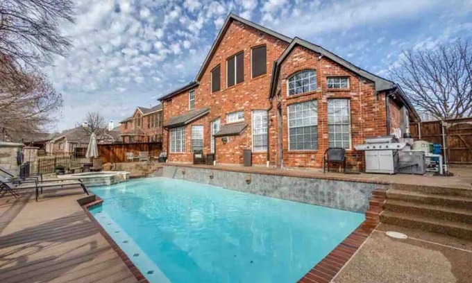 Flower Mound House | Flower Mound 5-bedroom house with pool, pond view, and all modern comforts.🌞🏡
