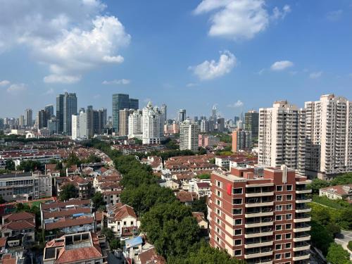 Huaihai Road Commercial Area Apartment | Flowers in full bloom