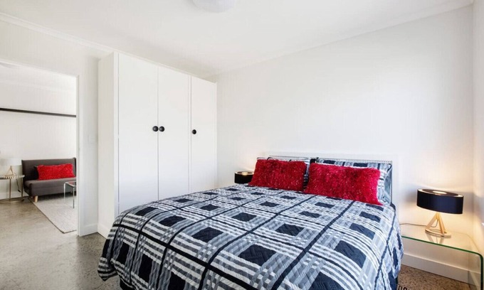 Melbourne Apartment | Fly Around Town in Chic Retreat