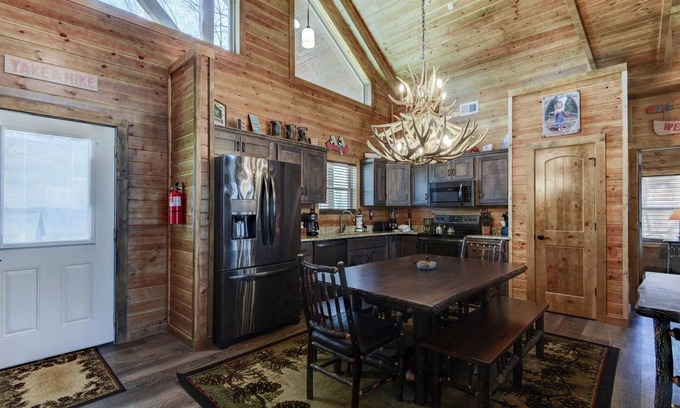 Branson Cedars Cabin | Fly Rod Lodge - Premium cabin | 2 Bed, 2 Bath