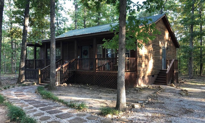 Mountain View Cabin | Folk Cabin! Secluded Modern 2 BR/2 Full Bath Cabin just behind Ozark Folk Center