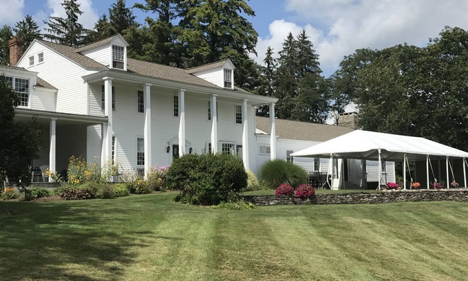Town of Catharine House | Fontainebleau lakeside B&B with 8 guest rooms, amazing views and gardens.