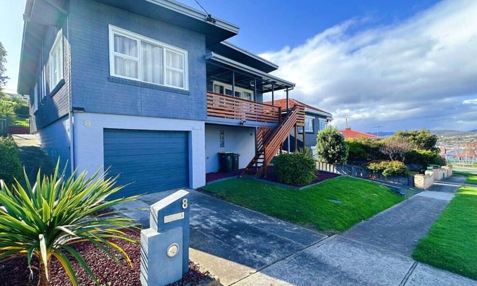 Moonah House | Fonton Blue Fun House - close to City & Airport