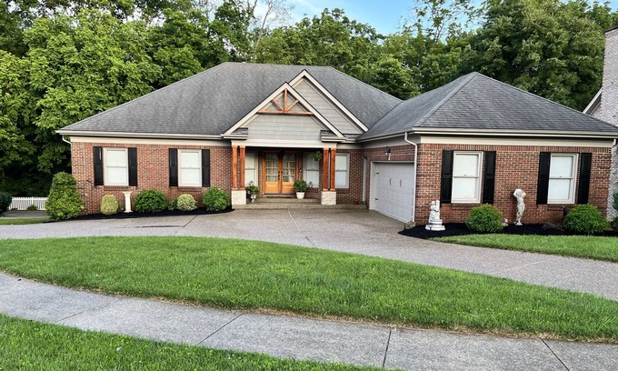 Buechel House | FOOD PACKAGE attached to this booking by Master Chef. Kentucky Derby & PGA 2024
