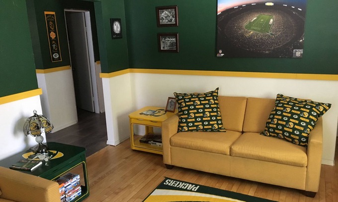 Green Bay House | Football fun house 1 mile from Lambeau!