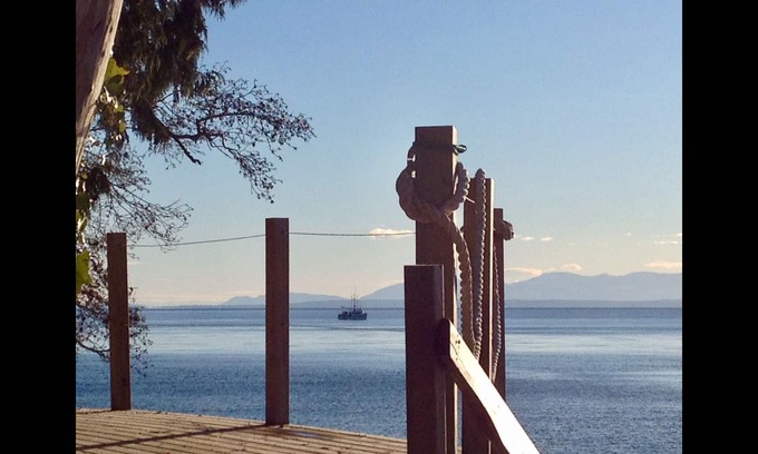 Davis Bay House | Footprints by the water