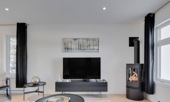 Pont-Rouge Ski Chalet | Forêt Blanche | Cozy Family Retreat | Sauna, Pool & Spa