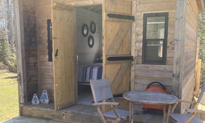 Hubbards Cabin | For the folks looking for a rustic getaway. Outdoor gravity fed shower heated☀️